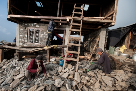  Selon le nombre de personnes qui viendra aider chaque jour aux travaux, il faudra environ 6 jours pour terminer cette maison à Barpak. Son propriétaire, qui a vécu et travaillé en Malaysie utilise le béton à l’intérieur et à l’extérieur des murs pour plus de sécurité, et ce malgré la forte hausse du prix du sac de ciment qui a suivi le séisme. Sa maison lui coutera 600 000 roupies soit environ 6000 euros.
