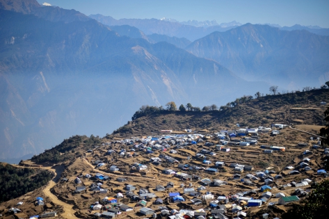  Trois semaines après le séisme un campement temporaire a été installé à 600m au dessus du village de Laprak afin d’éviter les risques de glissement de terrain. Aujourd’hui environ 400 familles vivent au campement de “Laprak haut”.