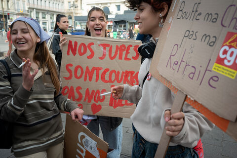  France, Marseille, 2023-03-08. Demonstrators with signs on the Old port. Feminist strike and demonstrations on March 8th in Marseille on the occasion of the international women rights day. Photograph by Celine RAVIER / Hans Lucas.France, Marseille, 2023-03-08. Manifestantes avec pancartes sur le Vieux Port. Greve et manifestations feministes du 8 mars a Marseille a l?occasion de la journee internationale des droits des femmes. Photographie par Celine RAVIER / Hans Lucas.